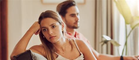 17 Telltale Signs of Rejection in a Relationship & Ways to Cope